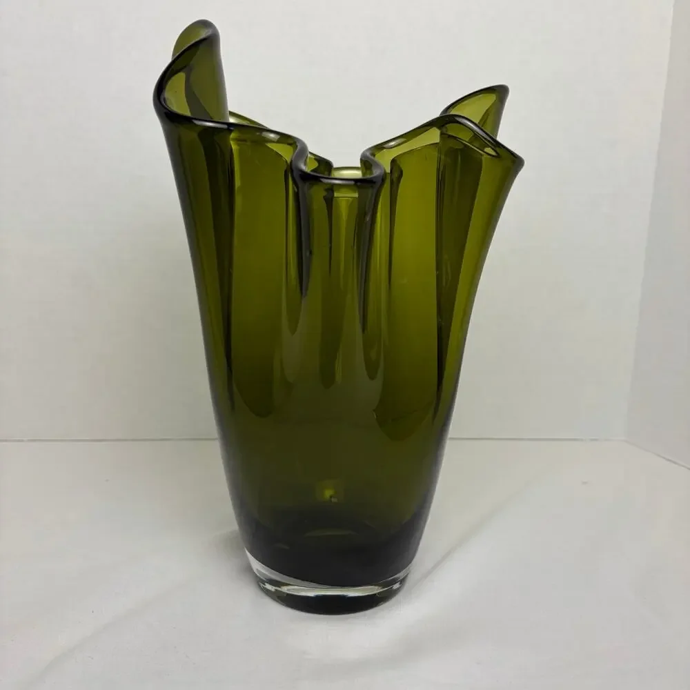 VTG MCM Handkerchief green ruffle top vase. Blenko style. mid century modern